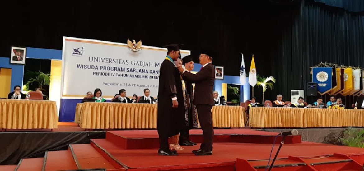 Gubernur Bengkulu Rohidin Mersyah menyematkan Pin Kagama kepada lulusan terbaik