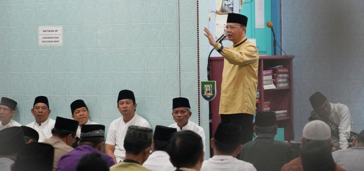 Gubernur Rohidin saat memberikan sambutan