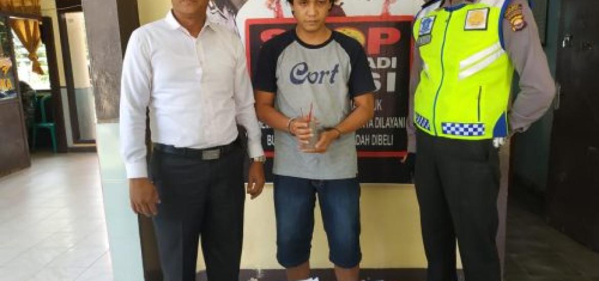 foto pelaku bersama anggota kepolisian
