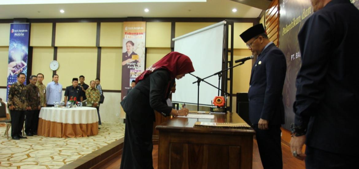 Gubernur Bengkulu Rohidin Mersyah melantik Direktur Kepatuhan Bank Bengkulu yang baru yaitu, Hj. Yanti Kurniati, SE. MM