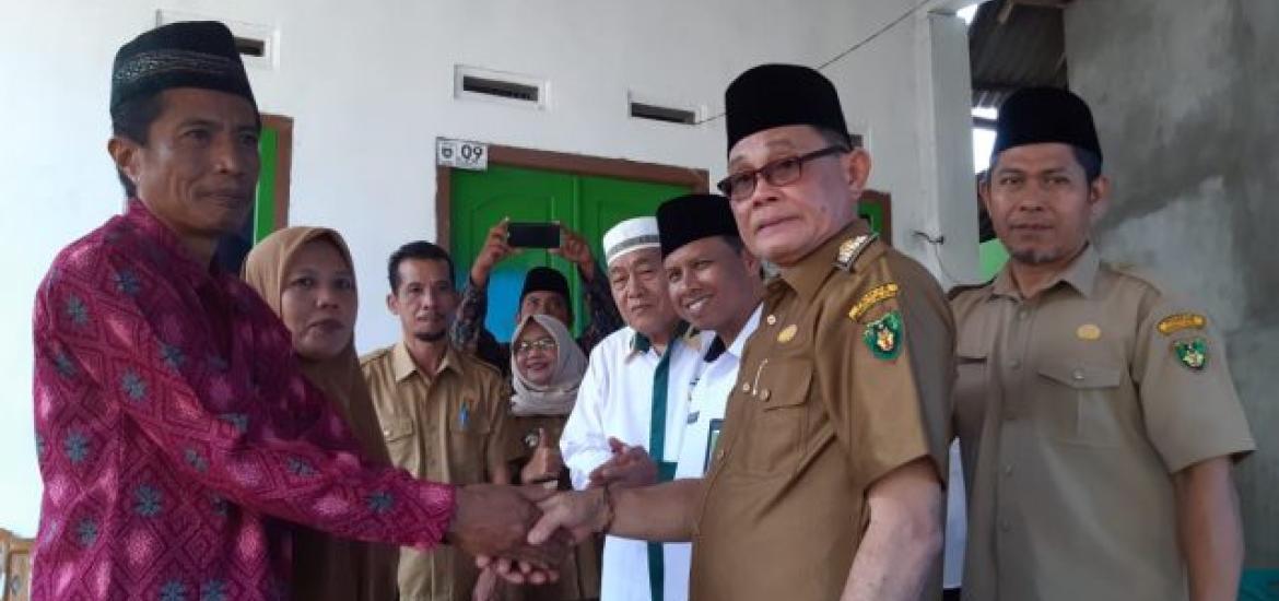 Kegiatan pemberian kunci bedah rumah milik salah satu warga