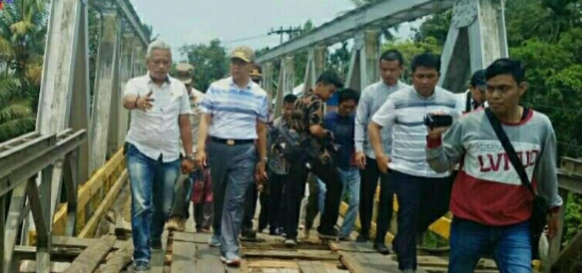 Gubernur Rohidin meninjau pembangunan di Bengkulu Utara