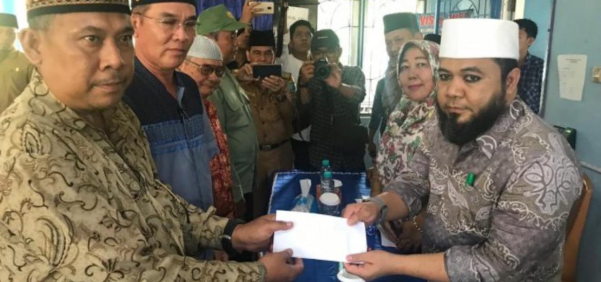 Walikota Helmi Hasan saat menyerahkan bantuan BOp