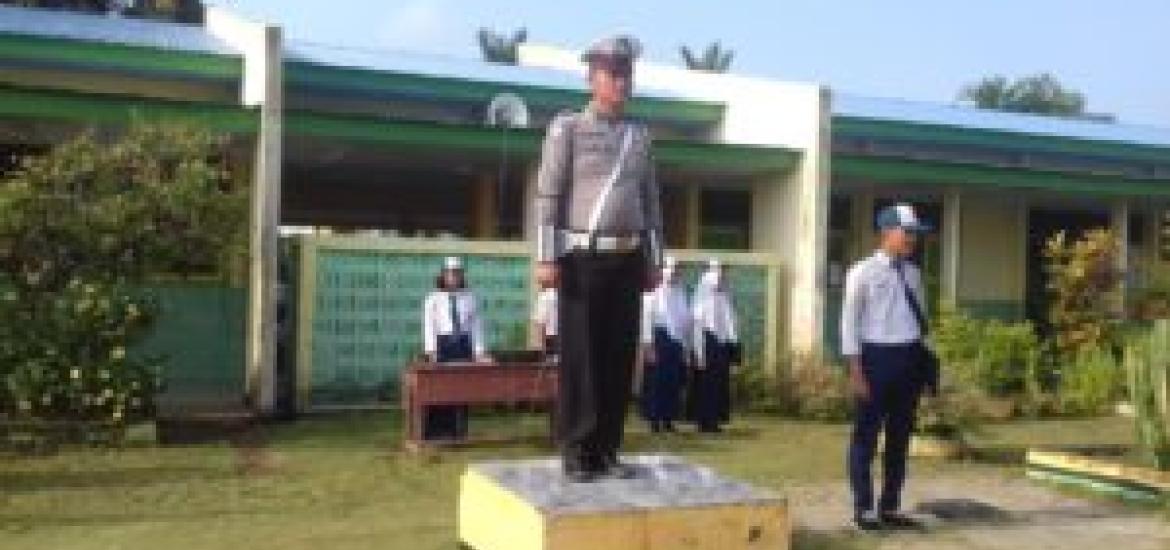 Aipda Eklis C, SH saat menjadi Pembina Upacara Bendera di SMP N 02 Mukomuko Kecamatan Ipuh.02/09/2019