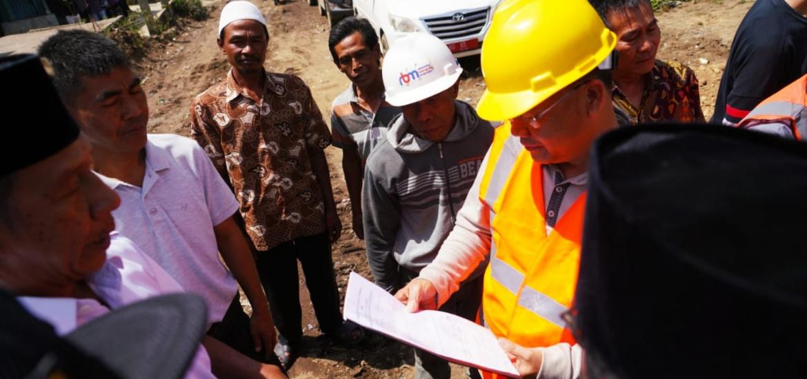 Gubernur Bengkulu Rohidin Mersyah melakukan peletakan batu pertama titik nol pembangunan jalan