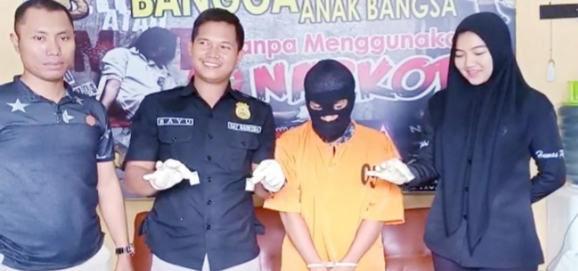 Tampak Pelaku Bersama Resnarkoba Polres Bengkulu Utara saat press Release