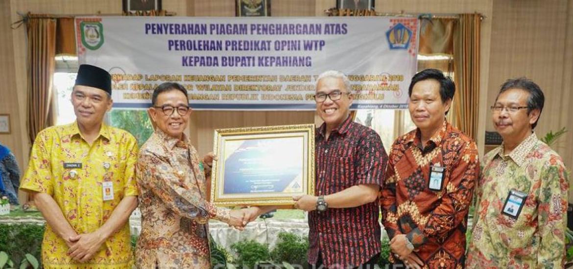 Bupati Kepahiang Dr. Ir. Hidayattullah Sjahid,MM,IPUsaat Menerima penghargaan dari Kemenkeu