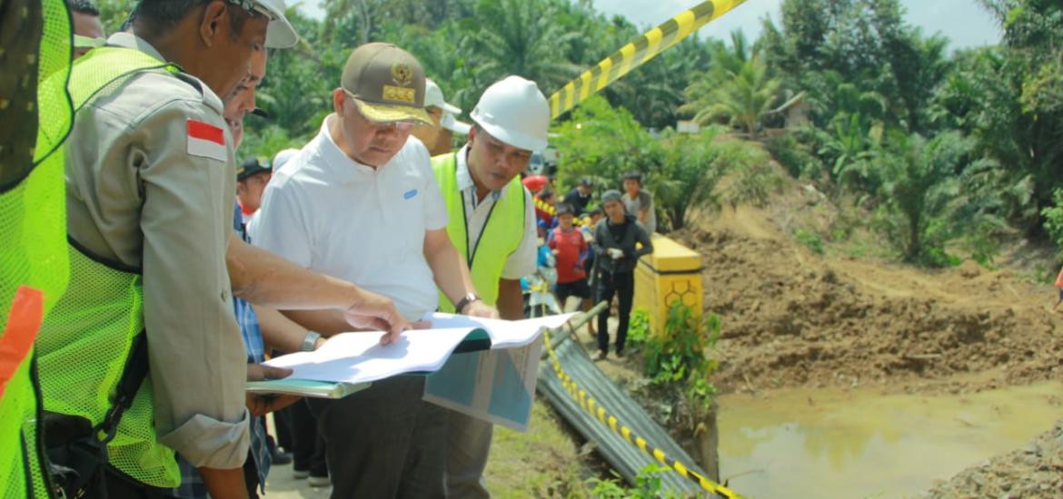 Gubernur Rohidin saat meninjau kondisi pekerjaan pembangunan
