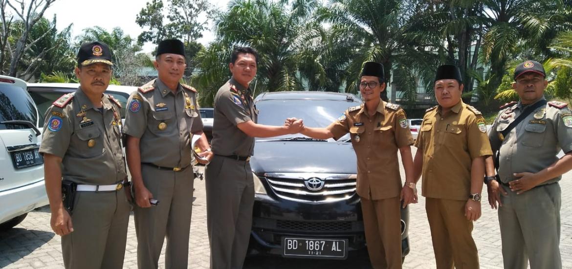 Penyerhan kendaran dinas yang berhasil ditertibkan