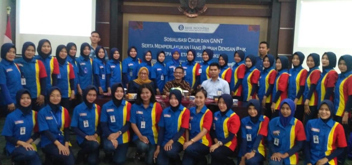 Foto Bersama Bank BI Bengkulu dan gerai Indomaret dan Bank Mandiri.usai sosialisasi 