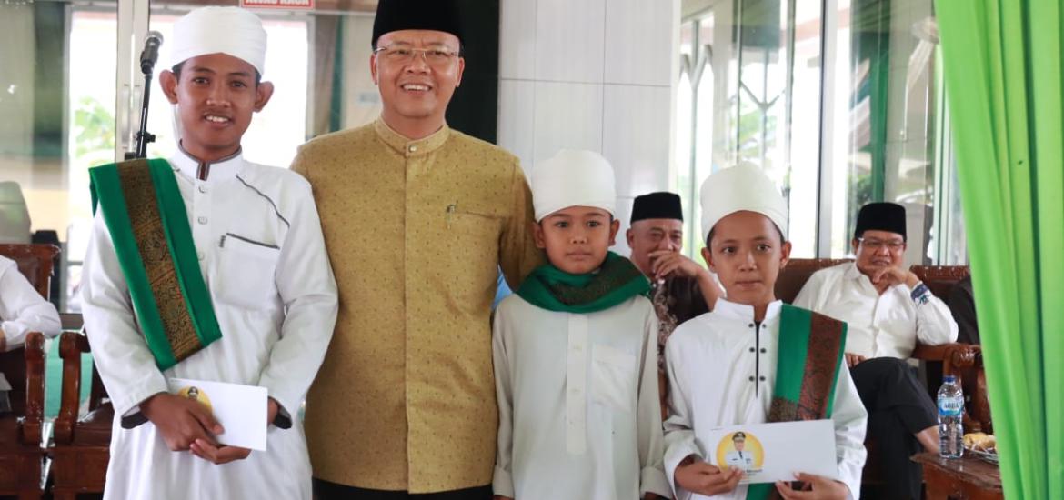 Gubernur Rohidin Mersyah foto bersama jamaah masjid
