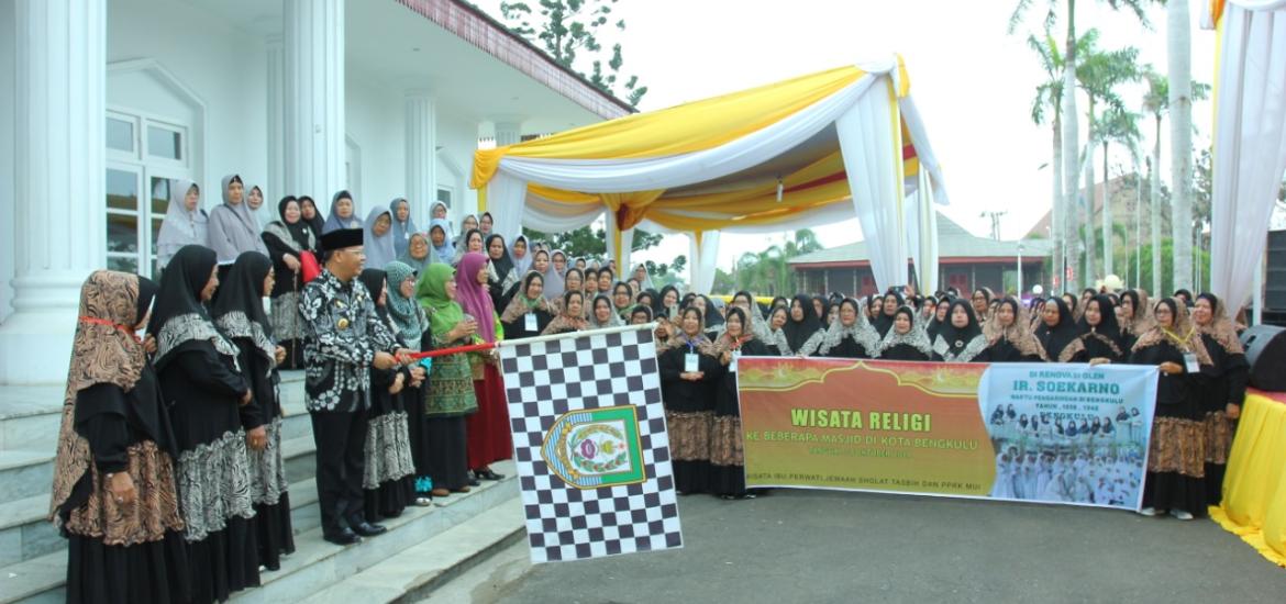 foto pelepasan rombongan wisata religi kota bengkulu