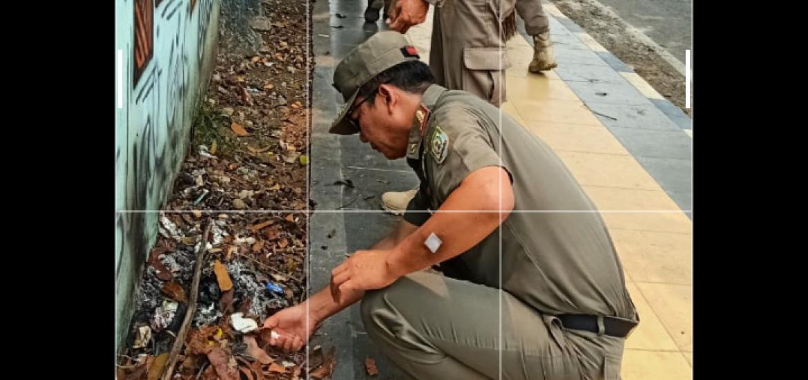 Kasatpol-PP Murlin Hanizar Sedang pimpin lakukan bersih bersih area GOR 