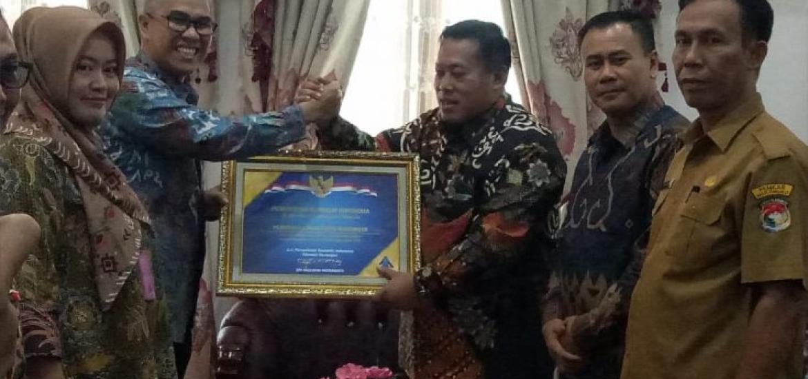 Bupati Mukomuko Chairul Huda saat Menerima Penghargaan WTP 