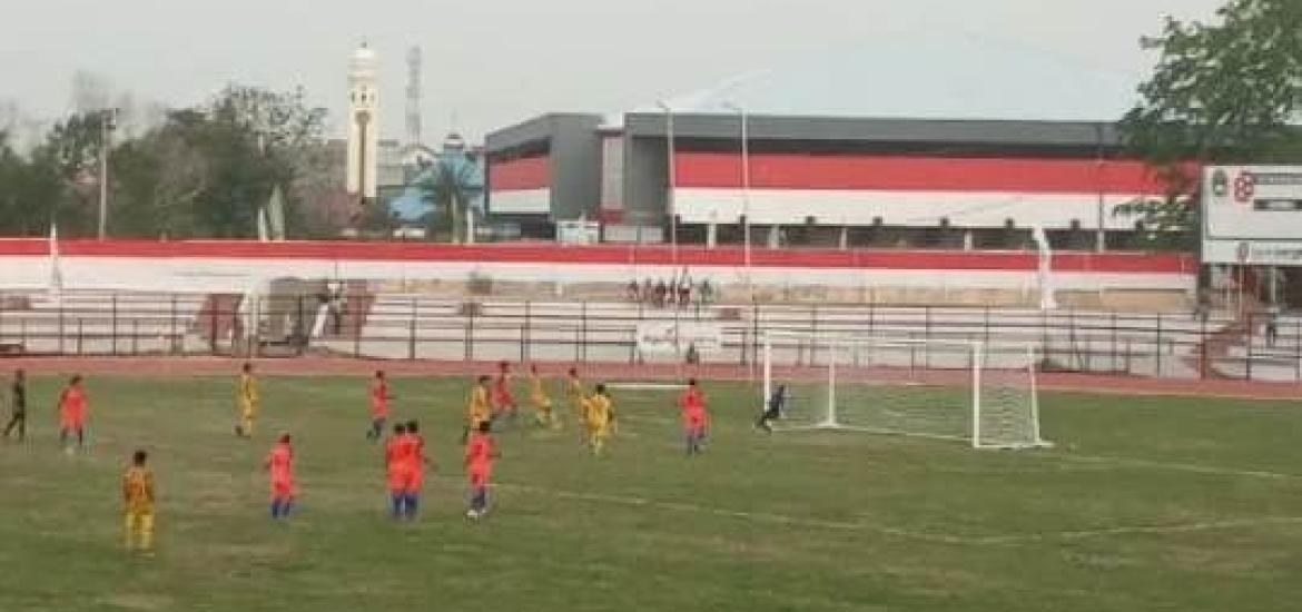 Pertandingan Sepak Bola Porwil Sumatera X di Stadion Semarak Bengkulu