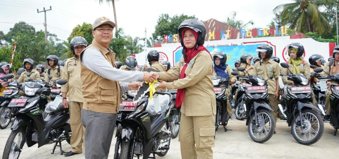 Gubernur Rohidin serahkan motor kepada penyuluh pertanian di Bengkulu Utara