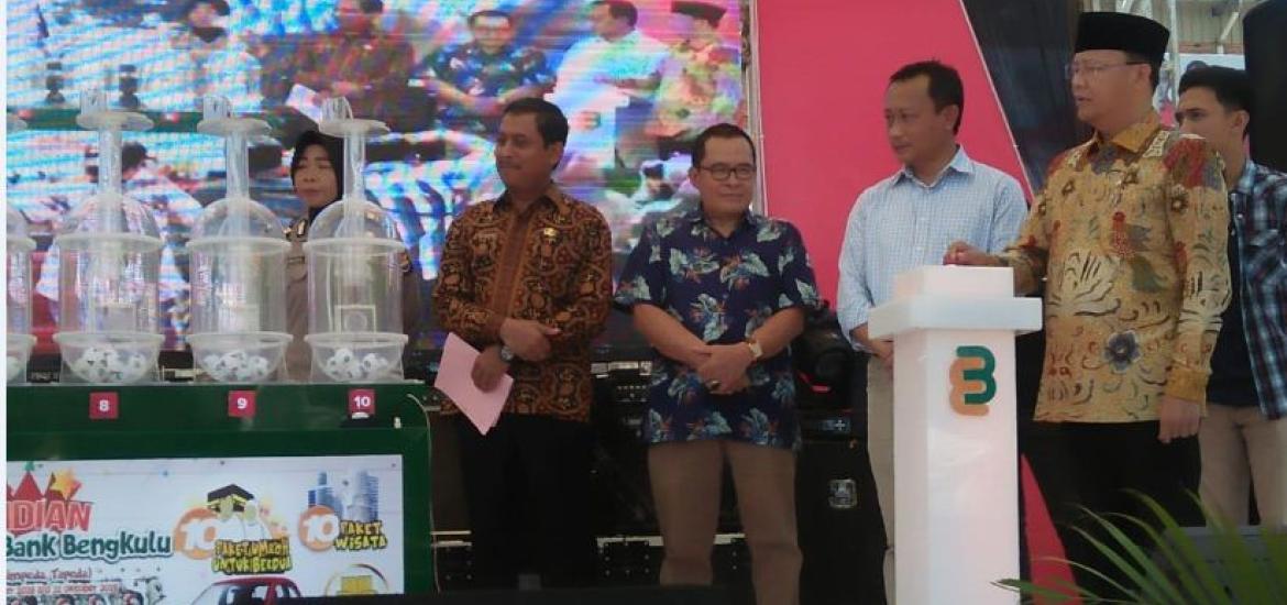 Rrosesi pengundian grand prize Bank Bengkulu menggunakan tabung silinder 16/11/2019