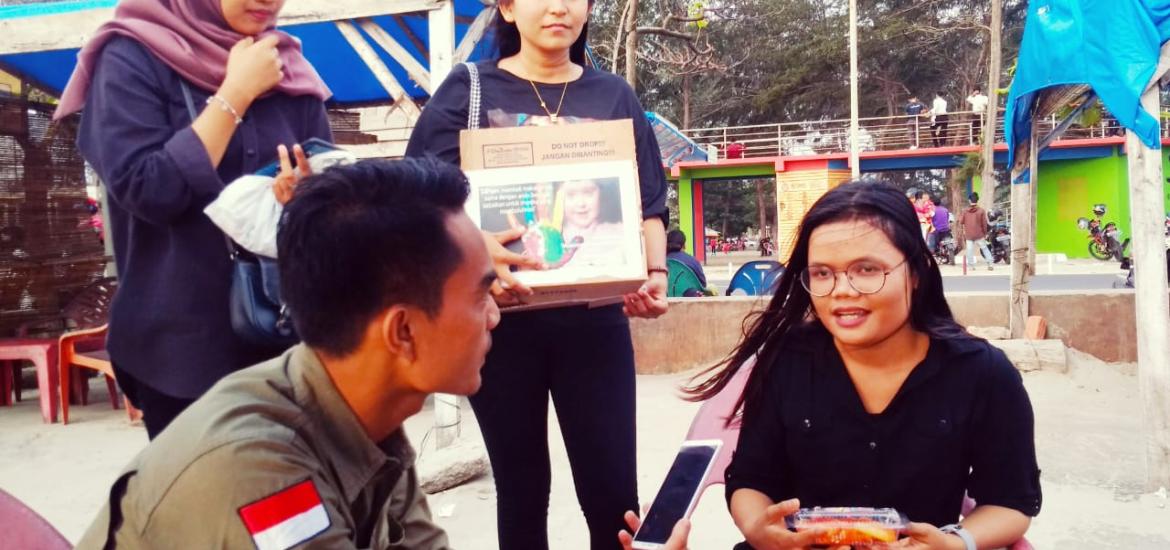 Mahasiswa Universitas Bengkulu saat menggelar Aksi Sosial Peduli Difabel di Kawasan Pantai Panjang. Foto/Dok: Ansori