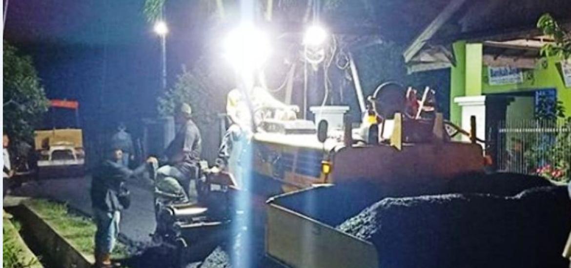 Tampak anggota Dinas Pupr Kota memantau proses pengaspalan malam hari