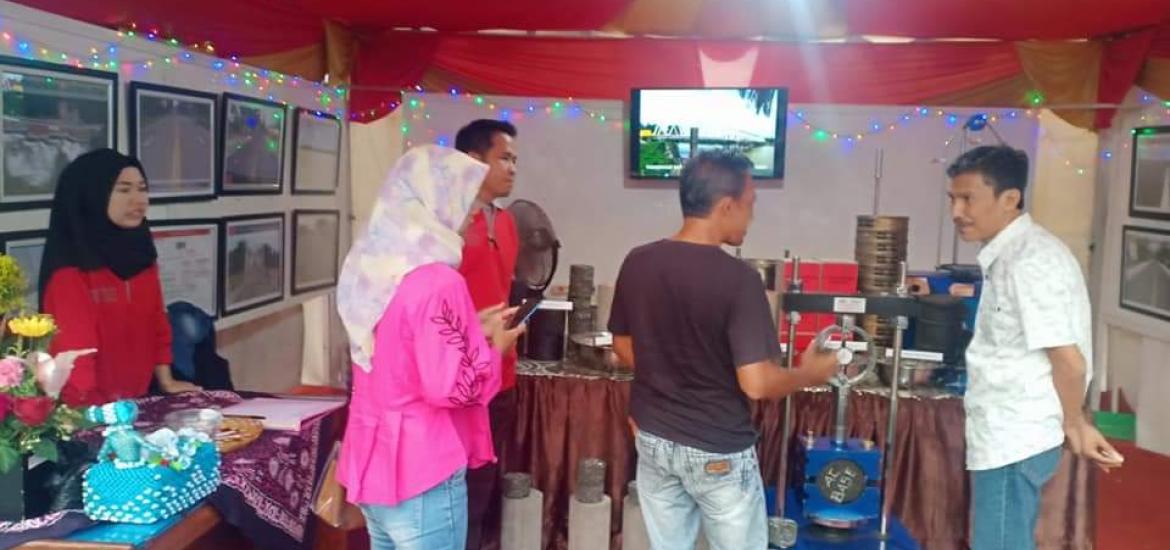 Stand PT Rodateknindo Purajaya di Bengkulu Expo ramai pengunjung
