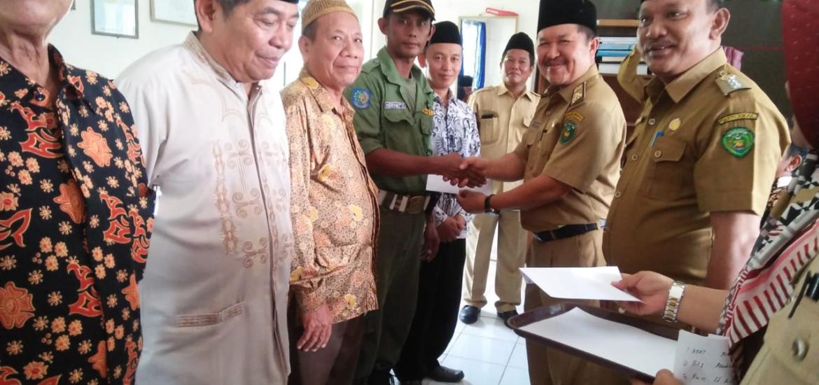 Pemberian BOP secara Simbolis oleh Staf Ekonomi dan politik oleh kelurahan Rawa Makmur
