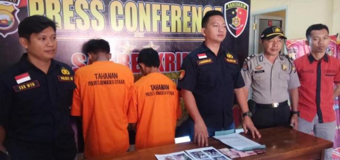 Dua tersangka pencurian kelapa sawit langsung diamankan Polres Bengkulu Utara.