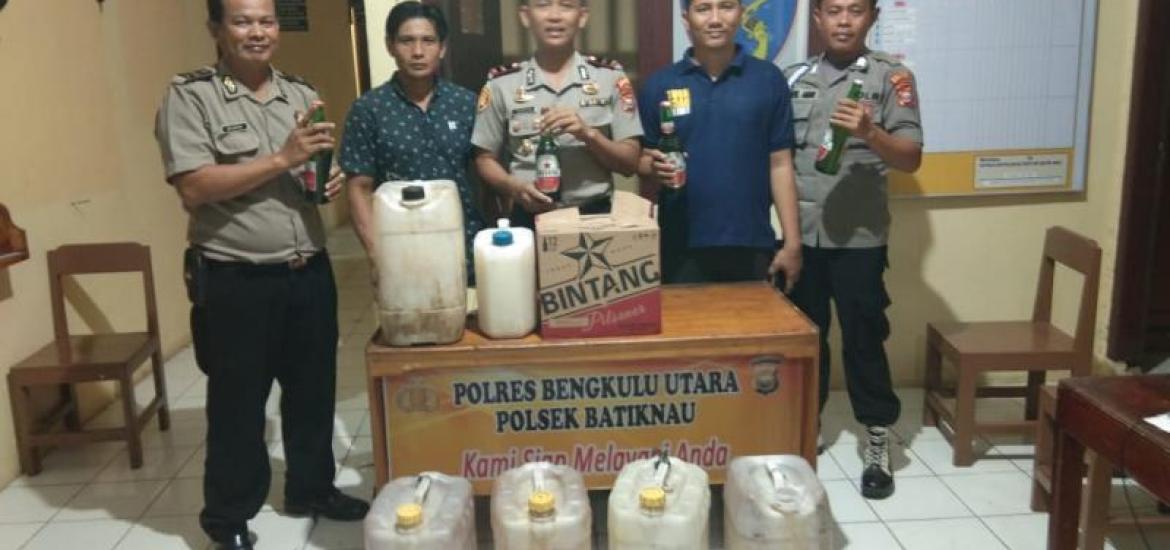 Polsek Batiknau beserta miras yang di amankan