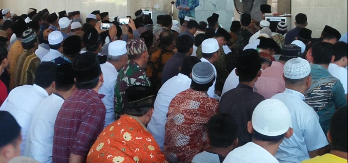 tampak masyarakat menunggu Azan untuk solat berjamaah zuhur dan dilanjutkan solat gerhana matahari