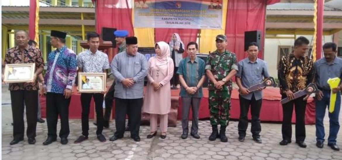 Peraih penghargaan foto bersama Bupati Mukomuko Choirul Huda