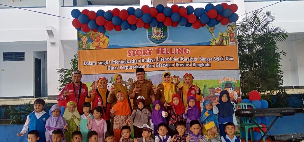 Foto Bersama Dinas Perpusda bersama Kampung Dongeng Raflesia dan Peserta Anak Paud/TK Se Kota Bengkulu