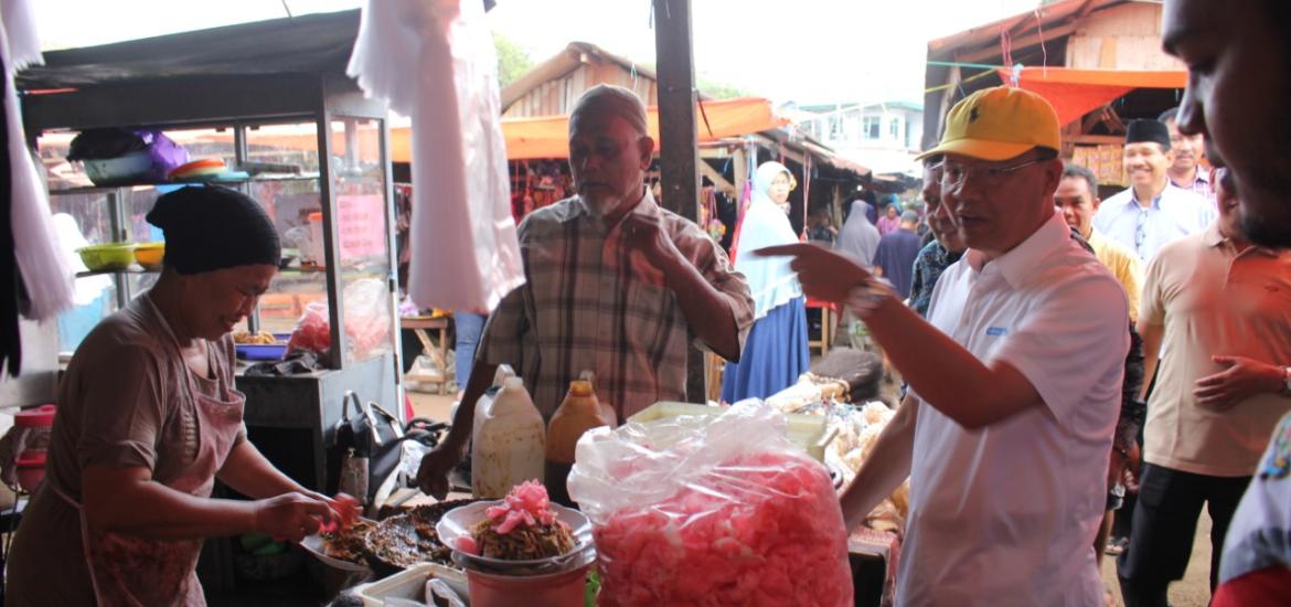 Gubernur Rohidin saat blusukan ke Pasar Tradisional