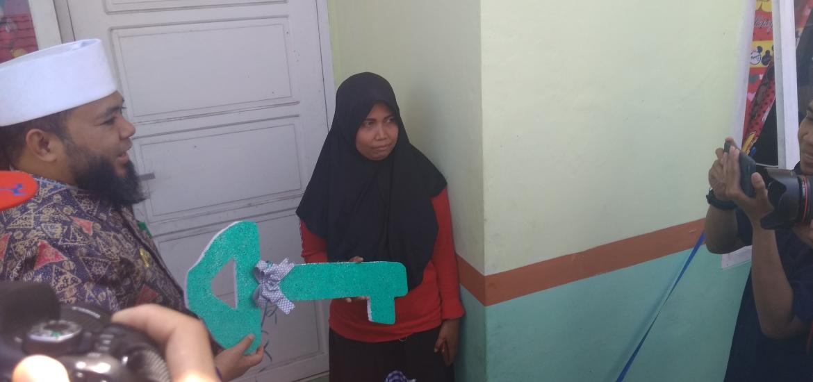 Walikota Helmi Hasan Berikan Kunci secara simbolis kepada Salah satu Warga penghuni Rusus