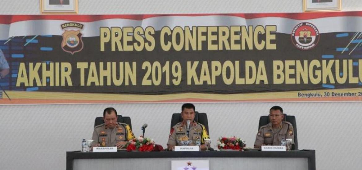 Kapolda Bengkulu didampingi Wakapolda dan Kabag Humas saat gelar konferensi pers