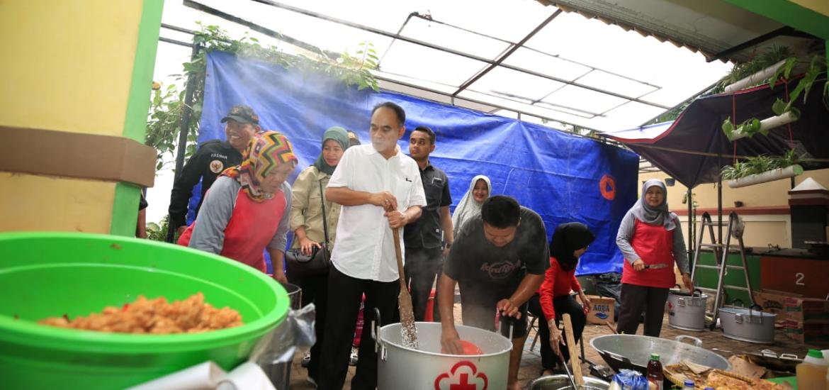Wakil Menteri Budi Arie usai menyerahkan bantuan di Jakarta