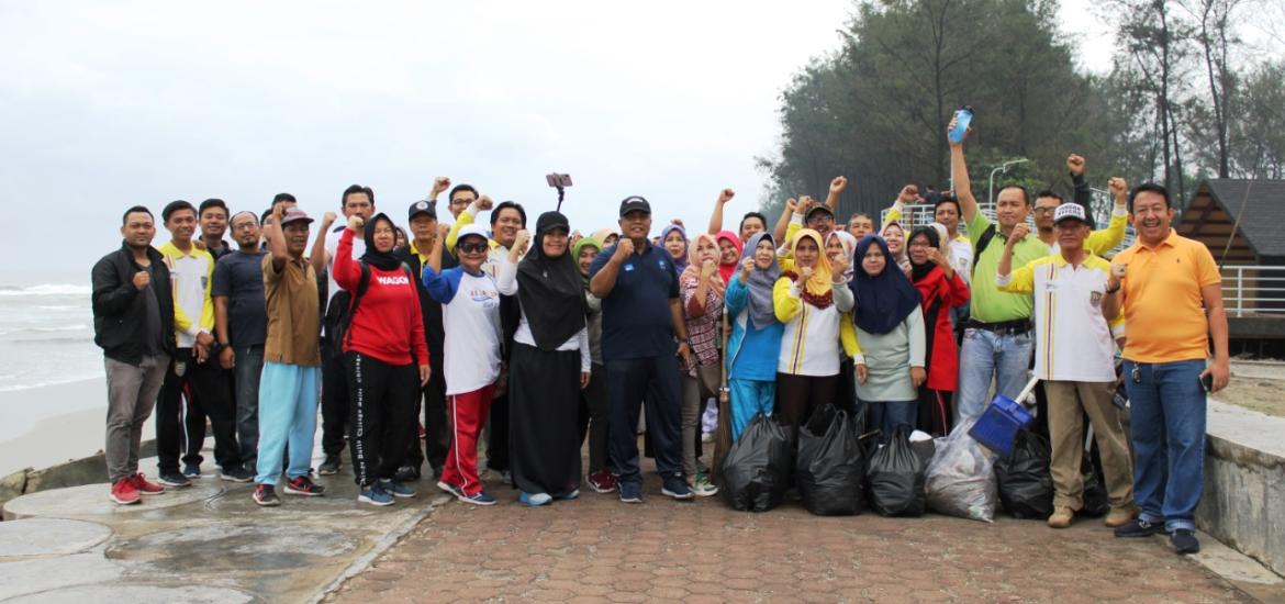 Bersih pantai  di kawasan Pasir Putih Pantai Panjang Kota Bengkulu,