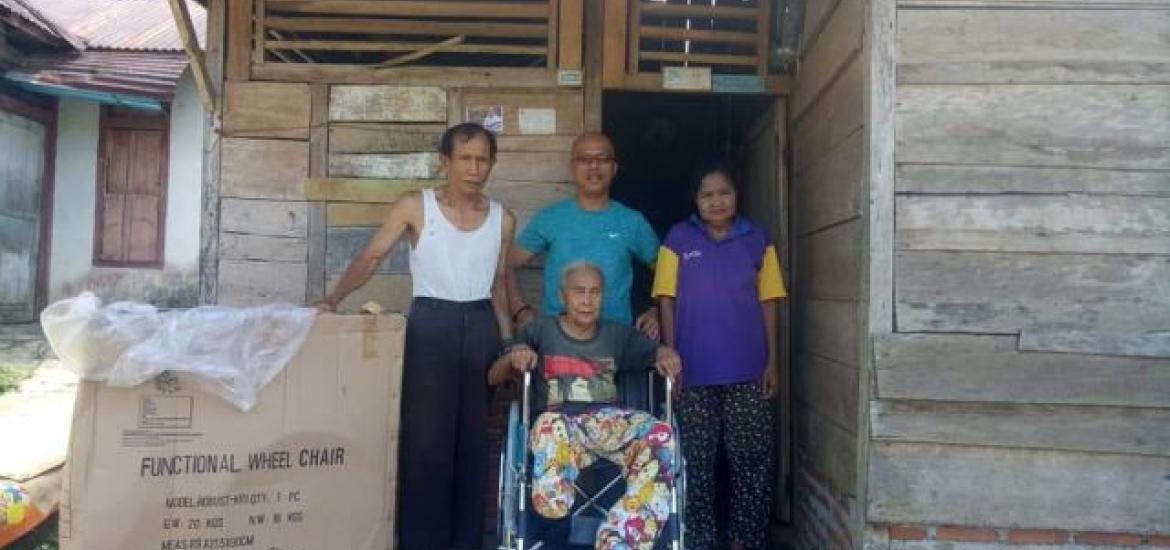 Warga Bengkulu Selatan dapat bantuan kursi roda