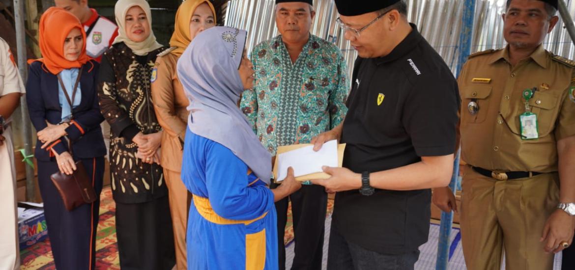 Gubernur Rohidin saat memberikan bantuan di rumah duka warga Pondok Kelapa