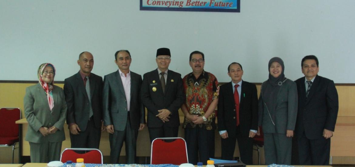 Gubernur Rohidin saat hadir sebagai Penguji Eksternal pada pelaksanaan Ujian Desertasi Terbuka Mahasiswa Program Doktor Ilmu Manajemen Fak. Ekonomi dan Bisnis UNIB