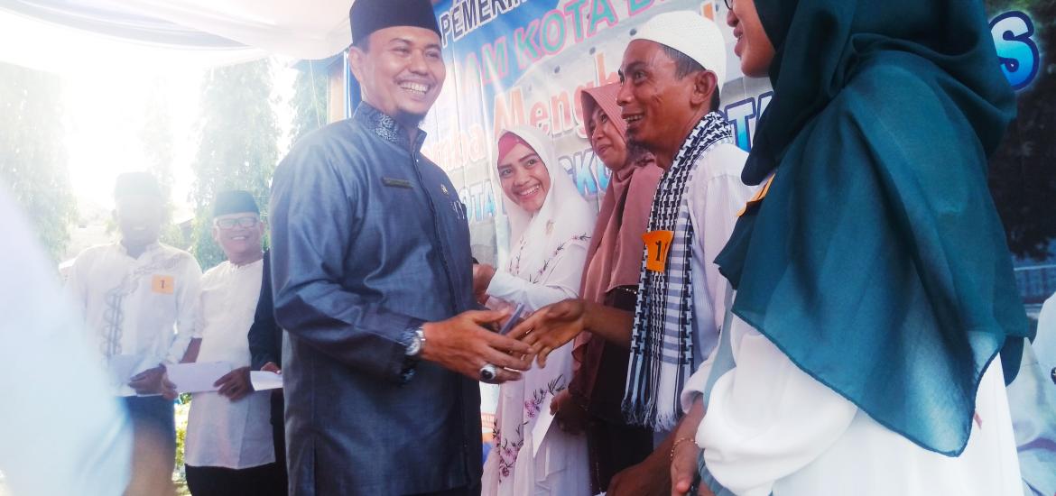 Direktur PDAM Tirta Dharma saat menyalami peserta hafalan hadits  
