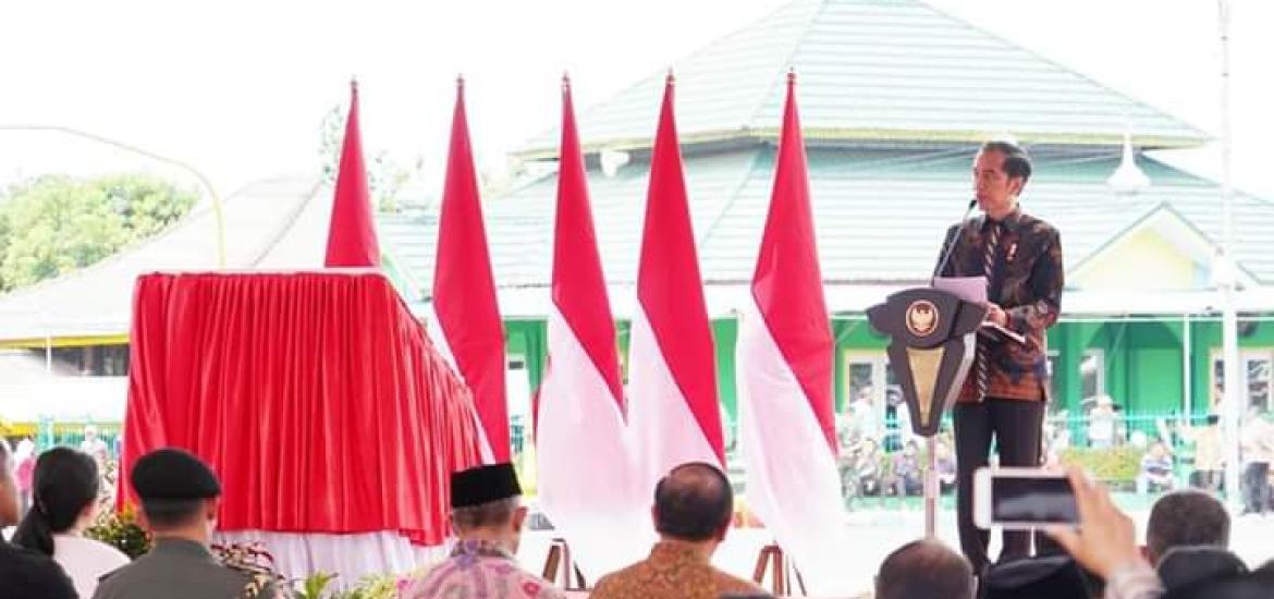 Presiden RI Joko Widodo saat mereikan MonumeN Fatmawati