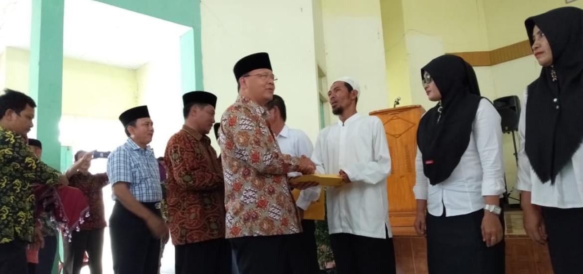 Gubernur Rohidin saat penyerahan SK GTT dan PTT di Bengkulu Utara