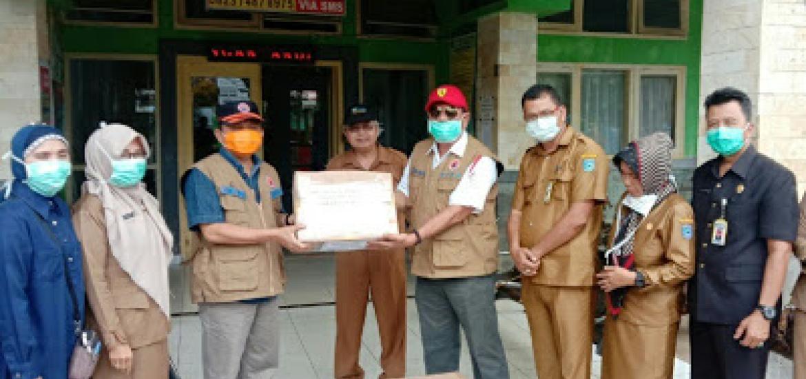 Gubernur Rohidin memberikan bantuan APD ke RSUD Argamakmur