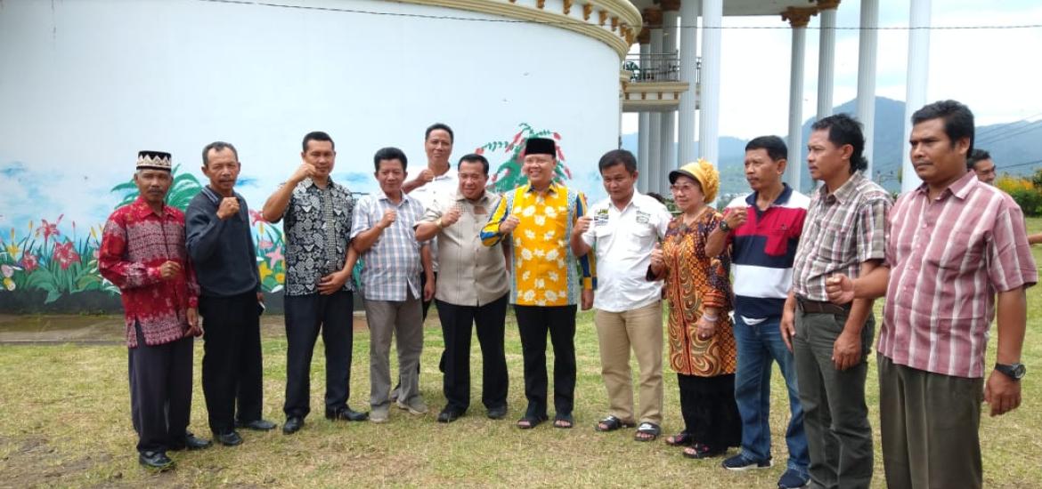 Gubernur Rohidin saat berkunjung di kediaman Bando Amin
