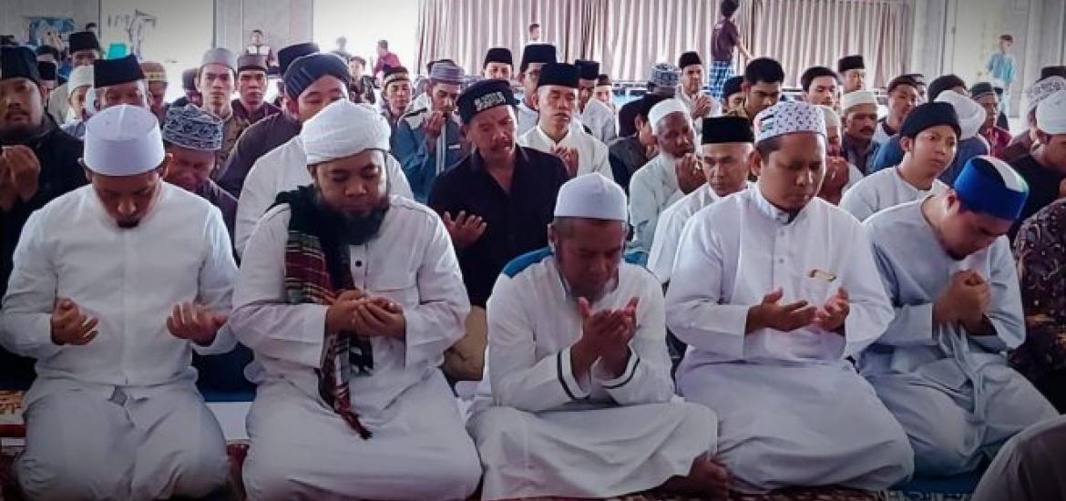 Walikota dan Masyarakat Gelar Salat Tobat
