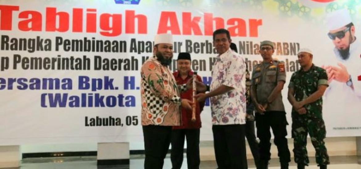 Walikota Bengkulu saat di Kabupaten Halmahera Selatan Maluku Utara