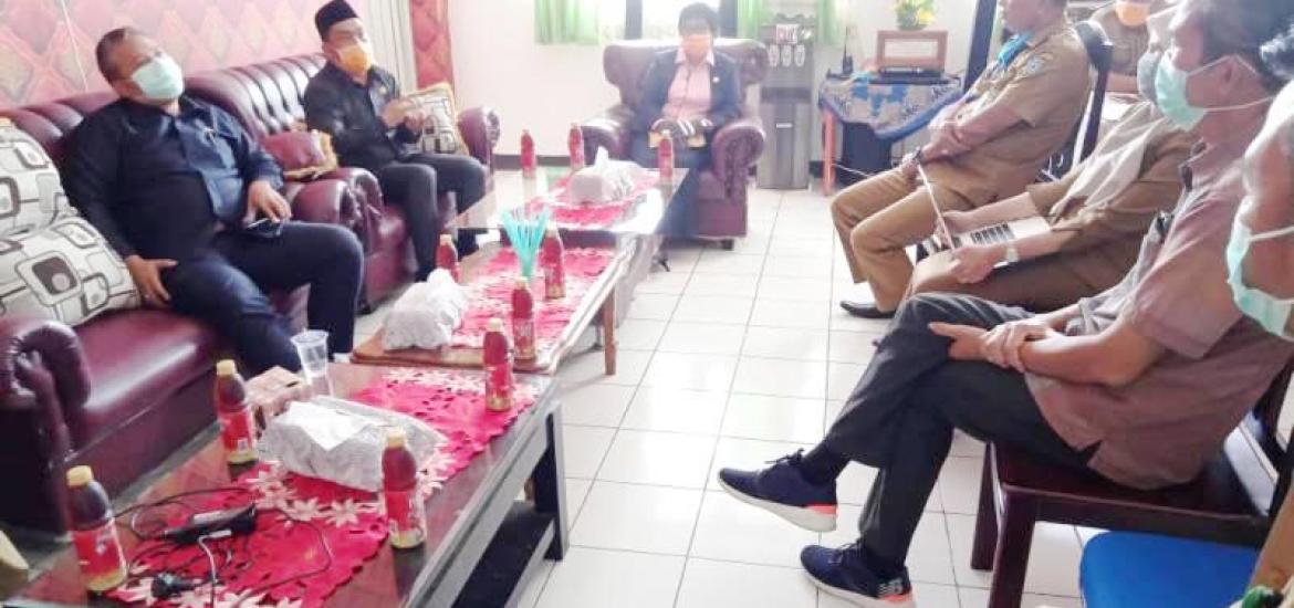 DPRD Bengkulu Utara Berikan Bantuan Kepada Tim Medis RSUD Arga Makmur