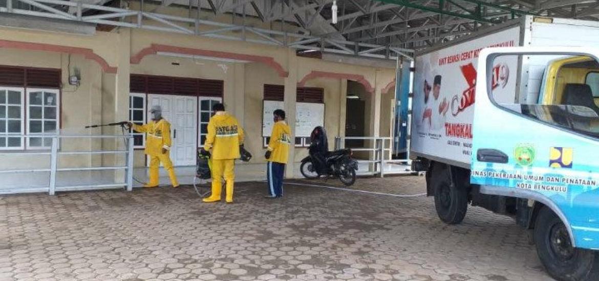 DPUPR Kota Bengkulu Semprotkan Disinfektan Di Rumah Ibadah
