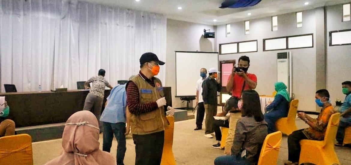 Gubernur Rohidin Daftarkan Kartu Pra Kerja dan Beri Bantuan Langsung