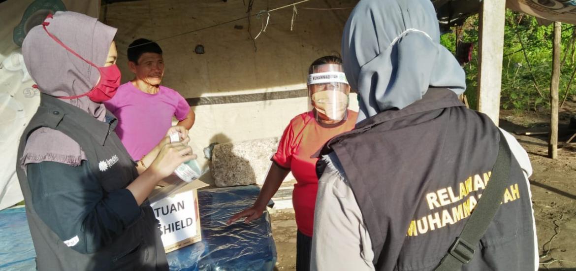 Relawan MDMC Bengkulu Bagikan Face Shield ke Pedagang Secara Gratis