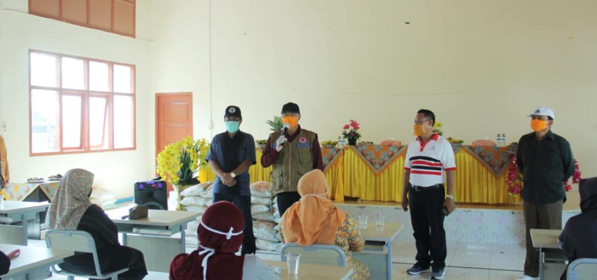Gubernur Rohidin Sampaikan Bantuan Kepada Para Pedagang Kantin Terdampak Covid-19